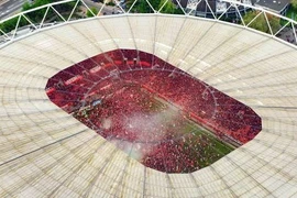 Xem CĐV Leverkusen tràn kín sân ăn mừng chức vô địch lịch sử