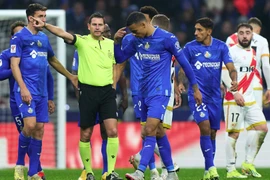 Cựu sao MU nhận thẻ đỏ vì chửi tục trên sân