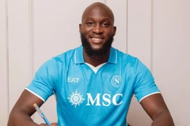 Lukaku tươi rói ra mắt đội bóng mới