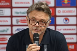 Tuyển Việt Nam thua ê chề, HLV Troussier quyết không từ chức