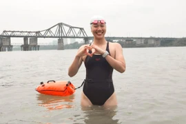 Ánh Viên thích thú bơi trên sông Hồng giữa giá lạnh