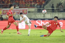 Khởi đầu chật vật, ĐT Việt Nam vẫn thắng đậm Lào