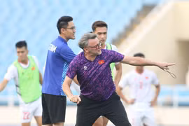 HLV Troussier căng mình cùng học trò trước trận Việt Nam - Indonesia