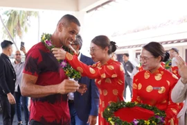 Huyền thoại Rivaldo tươi rói đến Việt Nam