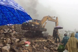 Hà Tĩnh: Điểm sạt lở núi gây ách tắc trên QL8A đã tạm thông xe