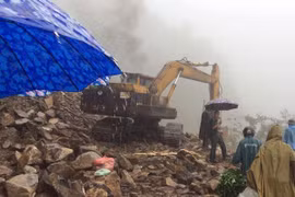 Hà Tĩnh: Điểm sạt lở núi gây ách tắc trên QL8A đã tạm thông xe