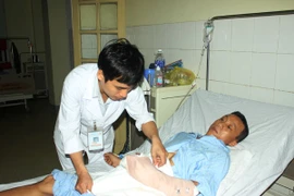 Nối thành công hai ngón tay cho bệnh nhân bị máy cưa cắt đứt lìa