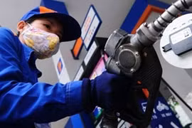 Xăng giảm giá sâu, còn 14.713 đồng/lít RON 92