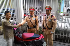 CSGT phát hiện xe gian đeo BKS giả