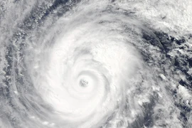 Nhật Bản: Động đất rung chuyển miền bắc, bão cực lớn đổ bộ miền nam