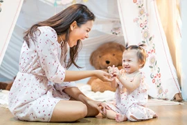 Phương Vy khoe ảnh diện trang phục đôi cùng con gái