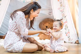 Phương Vy khoe ảnh diện trang phục đôi cùng con gái
