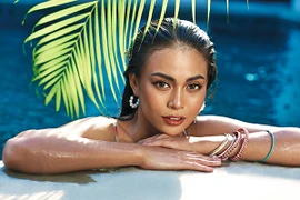 Mâu Thủy nóng bỏng mắt với trang phục bikini đón hè