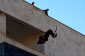 IS lại đẩy người đồng tính từ nhà cao tầng xuống đất