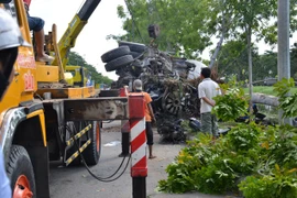 Xe bồn húc đổ 2 cây xà cừ, lao xuống rạch