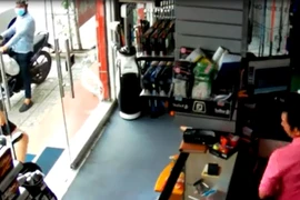 Nữ giám đốc bị cướp túi xách khi vừa xuống ô tô