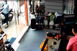 Nữ giám đốc bị cướp túi xách khi vừa xuống ô tô