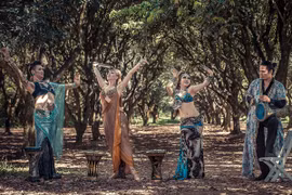 Ngắm dàn giám khảo bellydance khoe hình thể nóng bỏng