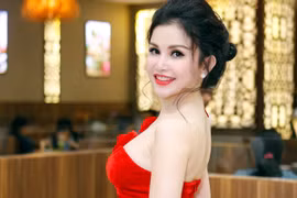 Janny Thủy Trần diện đầm khoe vai trần và vòng 1 gợi cảm