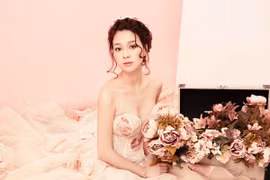 Hoa khôi Trương Tùng Lan diện đầm lộng lẫy khoe vai trần và vòng 1 gợi cảm