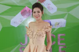 Á hậu Dương Tú Anh khám phá "vương quốc đá lạnh Juice Smile"