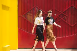 Chị em Yến Trang - Yến Nhi diện thời trang cá tính dạo phố