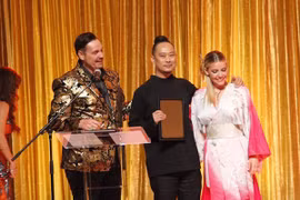 NTK Võ Việt Chung đoạt giải "Nhà thiết kế xuất sắc của năm"