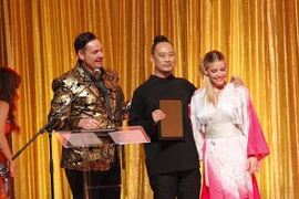 NTK Võ Việt Chung đoạt giải "Nhà thiết kế xuất sắc của năm"