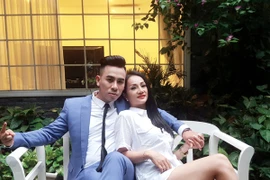 Ca sĩ Anh Trường hạnh phúc bên "bà ngoại hot girl" Hương Bella