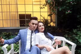 Ca sĩ Anh Trường hạnh phúc bên "bà ngoại hot girl" Hương Bella