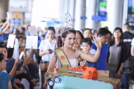 Hoa hậu Lê Thanh Thúy rạng rỡ trở về sau đăng quang
