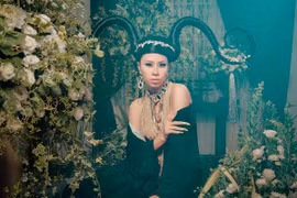 NTK Võ Việt Chung mang "hoàng gia" đến show diễn đẳng cấp thế giới