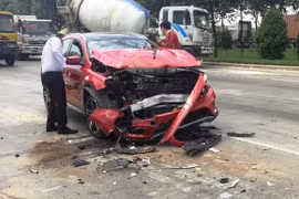 "Xế hộp" tiền tỷ biến dạng sau cú tông đuôi xe tải