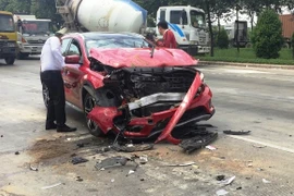 "Xế hộp" tiền tỷ biến dạng sau cú tông đuôi xe tải