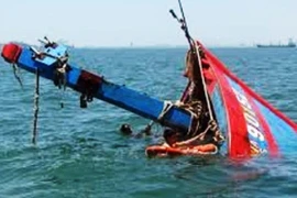 Cứu 8 thuyền viên rơi xuống biển khi tàu cá bị chìm