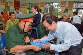 Ngân hàng Quân đội tặng quà thương, bệnh binh và người có công ở miền Nam