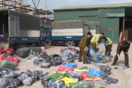 Phát hiện hàng trăm chiếc áo có dấu hiệu giả mạo nhãn hiệu