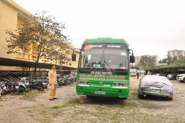 Phạt 11 triệu đồng lái xe tái phạm đón trả khách trên đường cao tốc