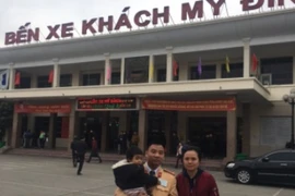 Giúp hai mẹ con bị mất hành lý về nhà an toàn