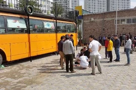 Cưa thùng phuy để trang trí quán cà phê, một người bị thương nặng