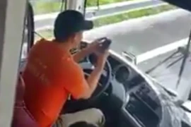 Phạt lái xe khách vừa điều khiển xe vừa lướt fakebook