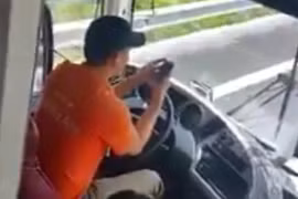 Phạt lái xe khách vừa điều khiển xe vừa lướt fakebook