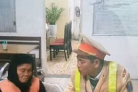 Cụ bà đi lạc được Cảnh sát giao thông đưa về nhà