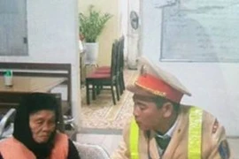 Cụ bà đi lạc được Cảnh sát giao thông đưa về nhà
