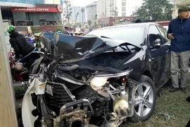 Xe ô tô Camry đâm nát xe máy 