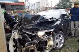 Xe ô tô Camry đâm nát xe máy 
