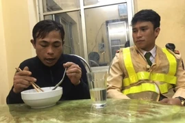 CSGT Hà Nội giúp đỡ người đàn ông Ê Đê gặp nạn về quê ăn Tết