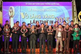 49 lái xe nhận "Vô lăng vàng 2015"