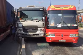 Xe khách va chạm xe ben, hơn 40 học sinh hoảng loạn la hét, kêu cứu