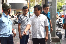 "Xế hộp" hơn 8 tỷ đồng bị lãnh đạo UBND quận 1 cho cẩu về trụ sở